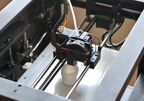 3d printer printing white object